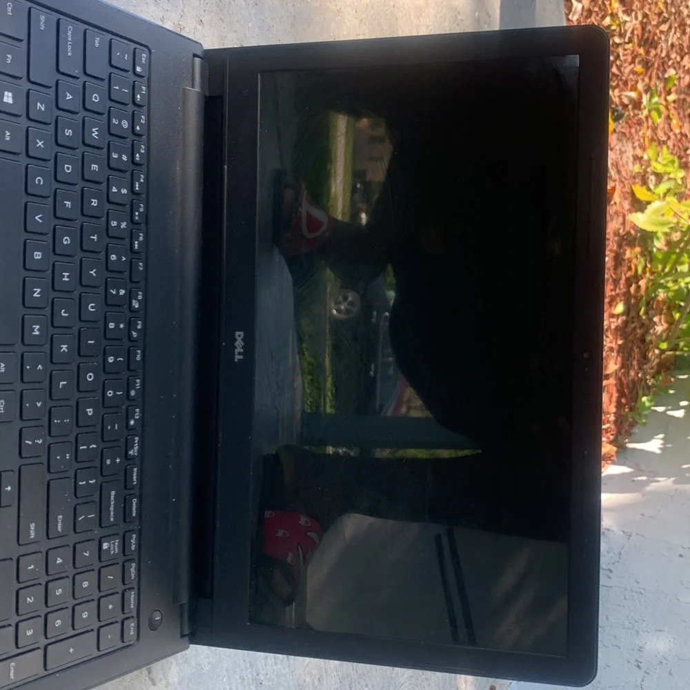 Laptap Dell color black size big